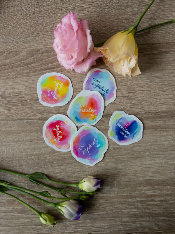 Stickere „Sunt…”: creativ, sufletist, zăpăcit, zglobiu, glumeț, visător