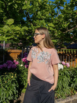 Tricou pictat înflorat