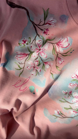 Tricou pictat înflorat