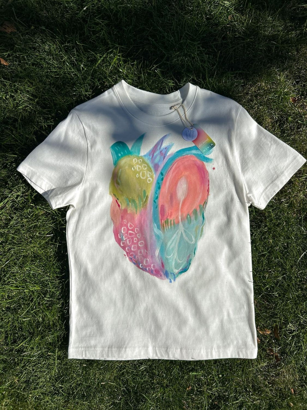 Tricou pictat din inimă, în stoc: S – Alb