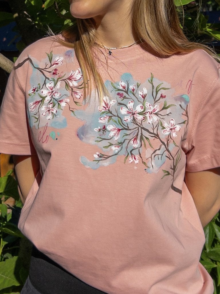 Tricou pictat înflorat
