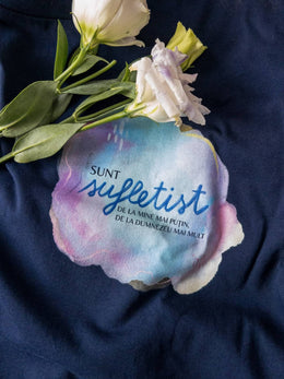 Tricou printat sufletist, bleumarin – detaliu imprimeu
