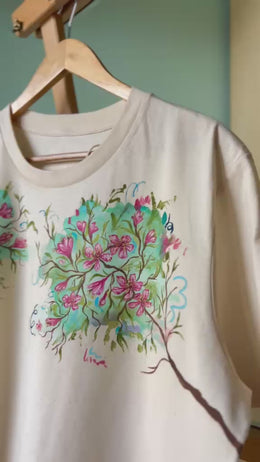Tricou pictat înflorat, crem cu flori de măr – video