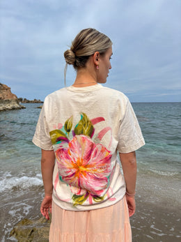 Tricou printat înflorat – floarea de pe spate, aproape